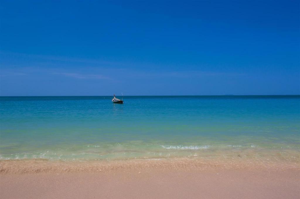 Отель Relax Beach House Ко-Ланта Экстерьер фото